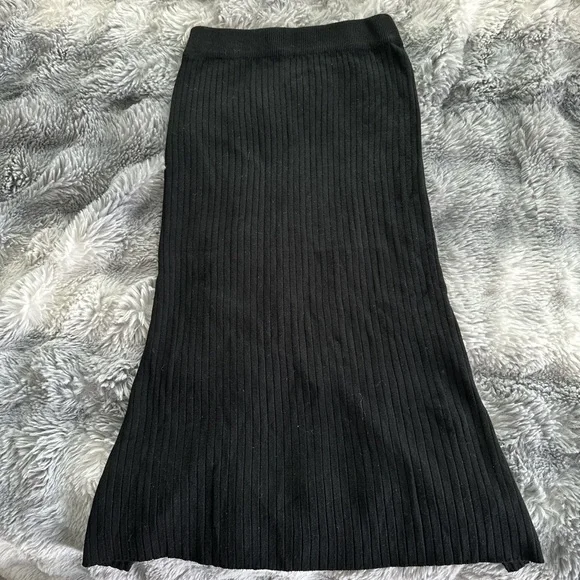 Elegant Black Ribbed Knit Pencil Skirt - Picture 3 of 4